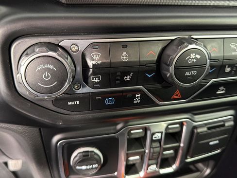 Used 2022 Jeep Wrangler Unlimited Sahara w/ Cold Weather Group AWD/4WD image 38
