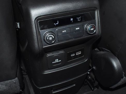 Used 2023 GMC Acadia SLT image 32