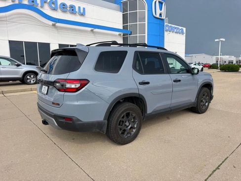 Used 2025 Honda Pilot TrailSport image 2