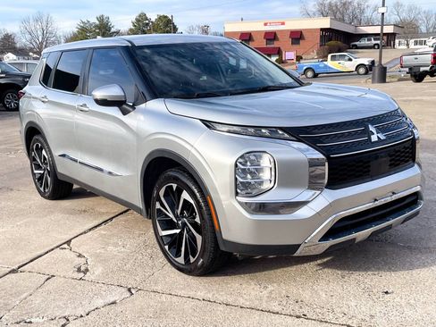 Used 2022 Mitsubishi Outlander ES FWD image 2