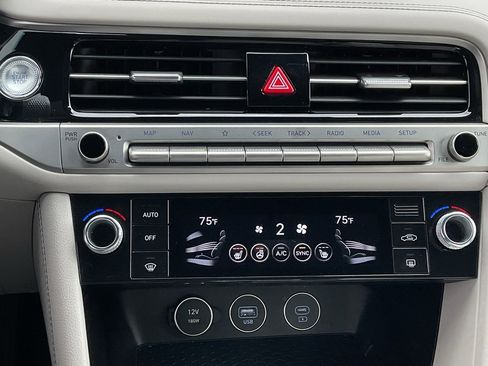 Used 2025 Genesis G70 2.5T image 32