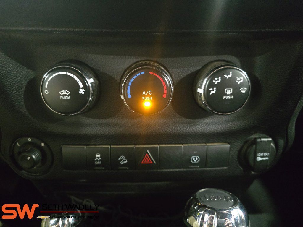 Used 2015 Jeep Wrangler Unlimited Sahara w/ Connectivity Group AWD/4WD image 23