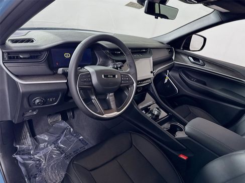 New 2026 Jeep Grand Cherokee L Limited AWD/4WD image 4