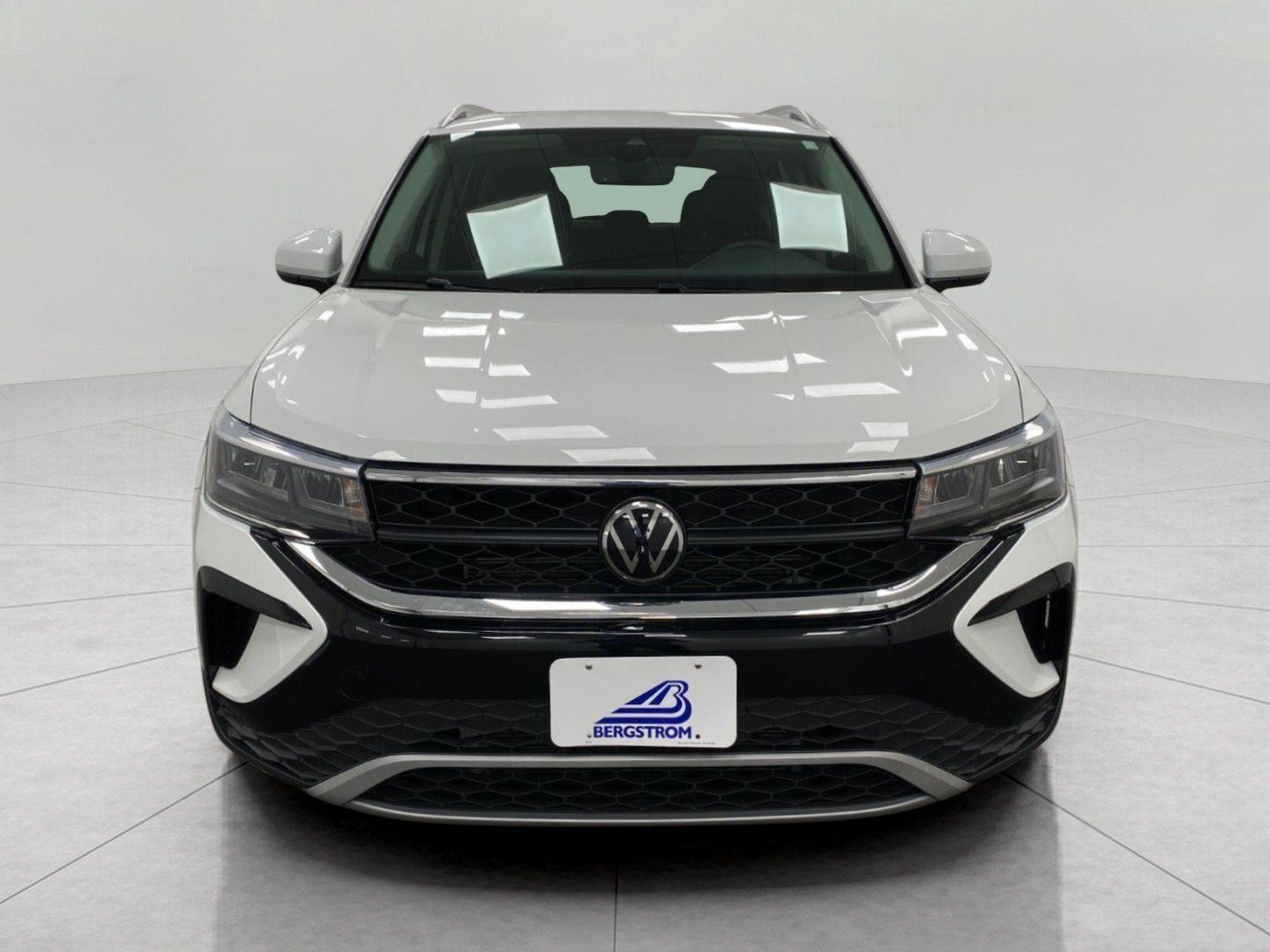 Used 2023 Volkswagen Taos SE w/ Panoramic Sunroof Package AWD/4WD image 10