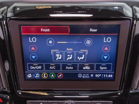 Used 2023 Chevrolet Traverse LT w/ LT Premium Package AWD/4WD image 23
