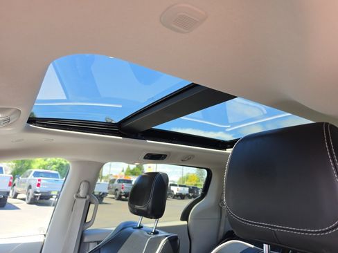 Used 2023 Chrysler Pacifica Limited FWD image 13