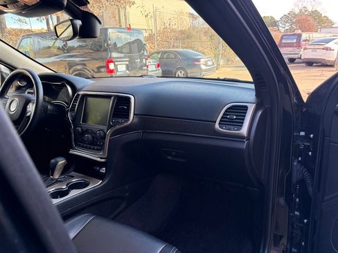 Used 2017 Jeep Grand Cherokee Limited image 30