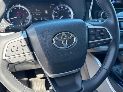 Used 2024 Toyota Highlander LE AWD/4WD image 14