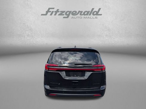 Used 2025 Chrysler Pacifica Limited FWD image 5