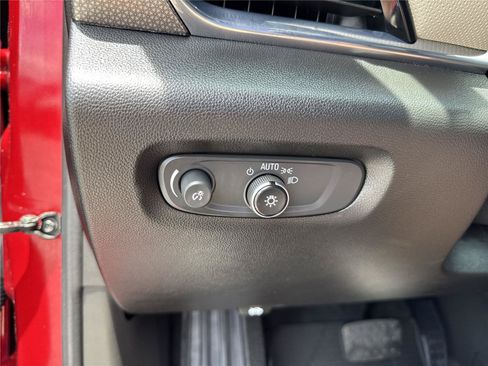 Used 2023 Chevrolet Traverse Premier FWD image 21