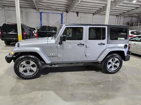Used 2017 Jeep Wrangler Unlimited Sahara w/ Connectivity Group image 4