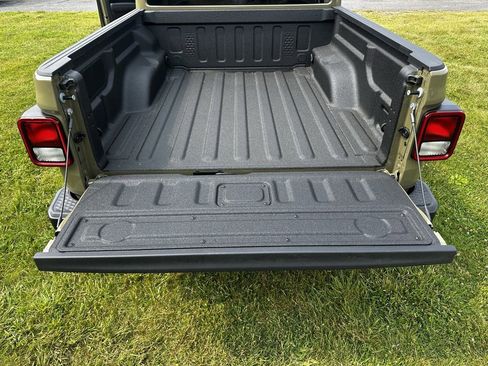 Used 2025 Jeep Gladiator Sport image 9