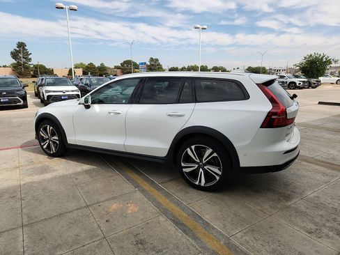 Used 2025 Volvo V60 B5 Cross Country Plus AWD/4WD image 4