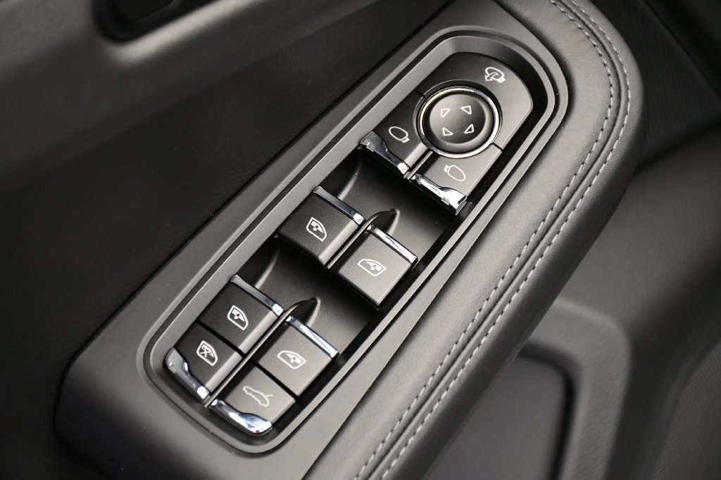 Certified 2026 Porsche Macan Turbo AWD/4WD image 37