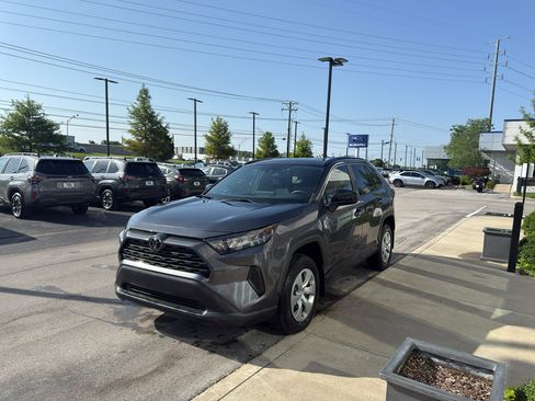Used 2021 Toyota RAV4 LE AWD/4WD image 7