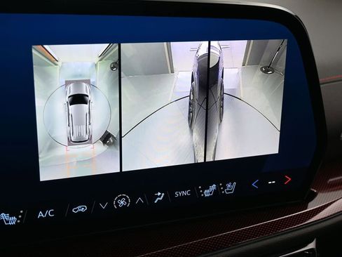 Used 2024 Chevrolet Traverse RS image 34