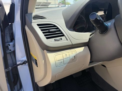 Used 2012 Hyundai Accent GLS FWD image 11