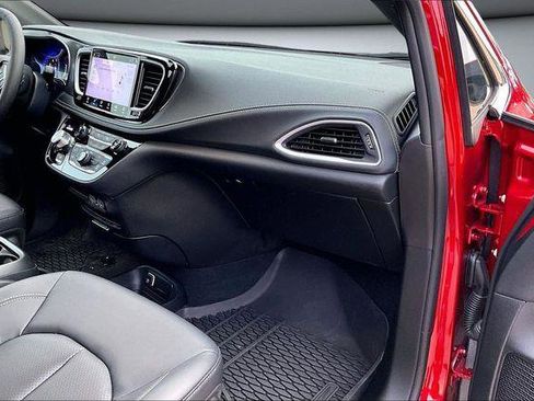 Used 2025 Chrysler Pacifica Select image 28