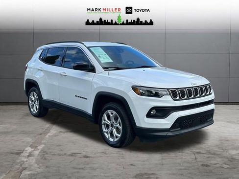Used 2025 Jeep Compass Latitude AWD/4WD image 7
