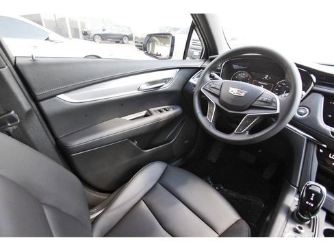 New 2025 Cadillac XT5 Luxury image 8