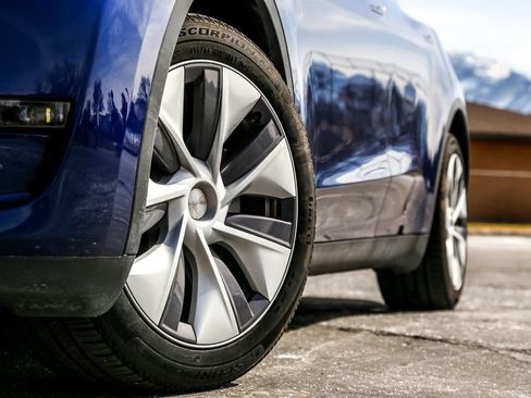 Used 2024 Tesla Model Y Long Range image 10