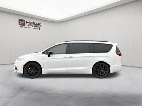 Used 2025 Chrysler Pacifica Limited FWD image 5