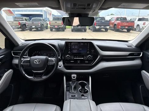 Certified 2021 Toyota Highlander XLE AWD/4WD image 12