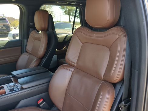 Used 2023 Lincoln Navigator L Reserve image 10