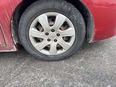 Used 2011 Toyota Camry LE image 9