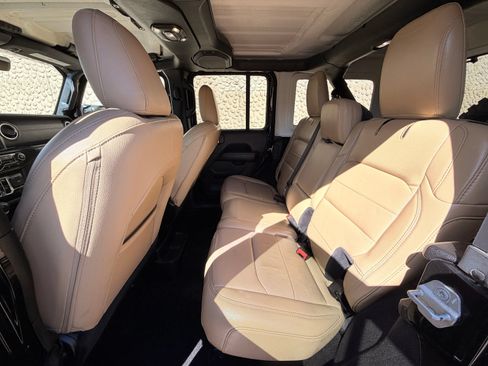 Used 2019 Jeep Wrangler Unlimited Sahara AWD/4WD image 17