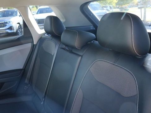 Used 2022 Volkswagen Taos SE image 16