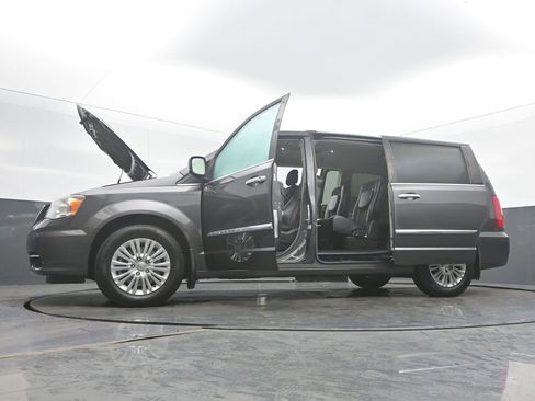 Used 2015 Chrysler Town & Country Limited image 59