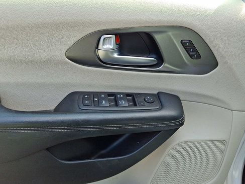 Certified 2023 Chrysler Pacifica Touring-L FWD image 16