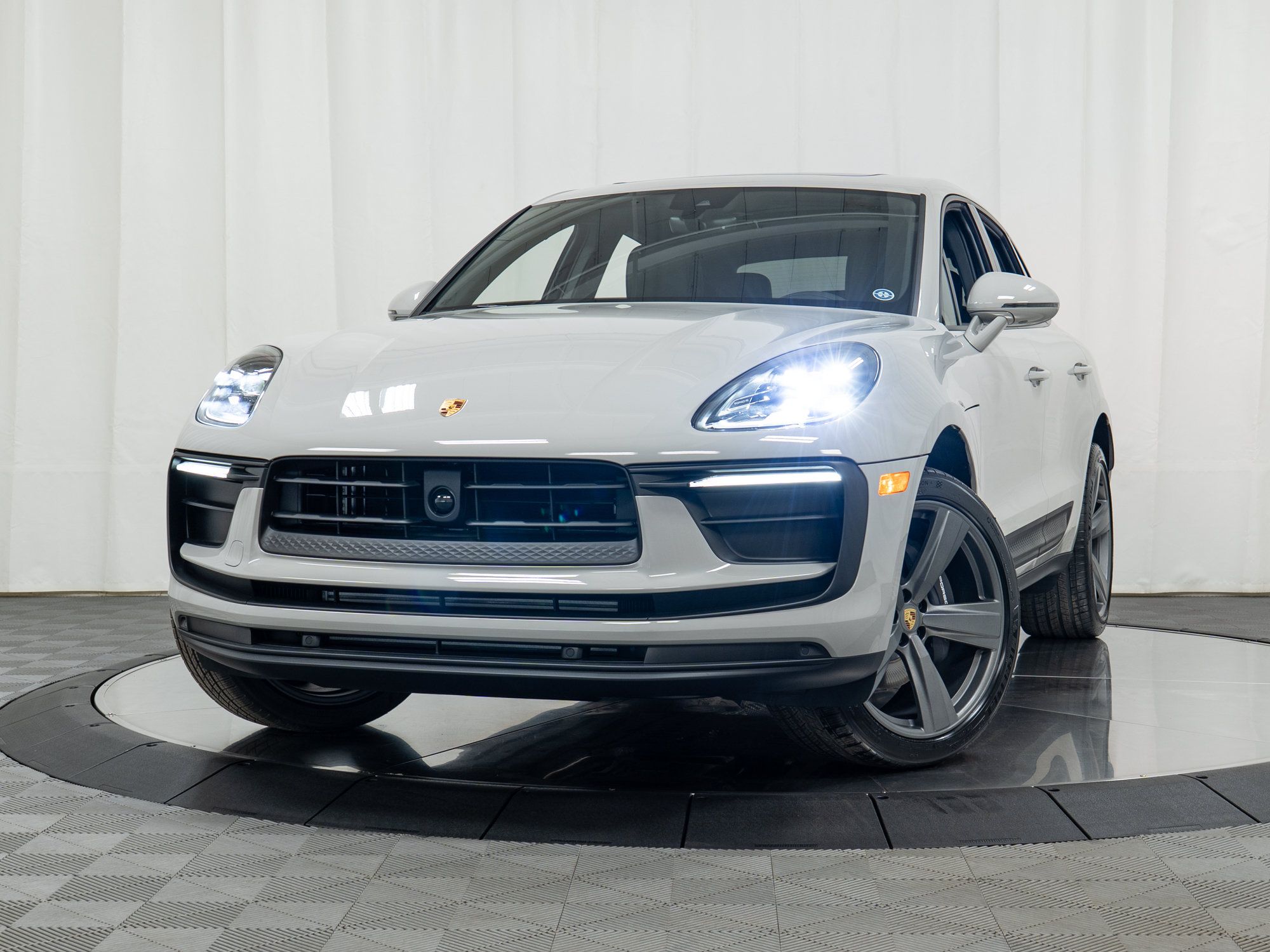 Certified 2025 Porsche Macan AWD/4WD image 30