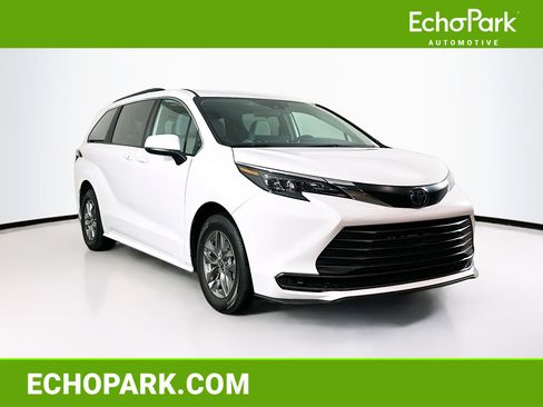 Used 2025 Toyota Sienna LE image 1