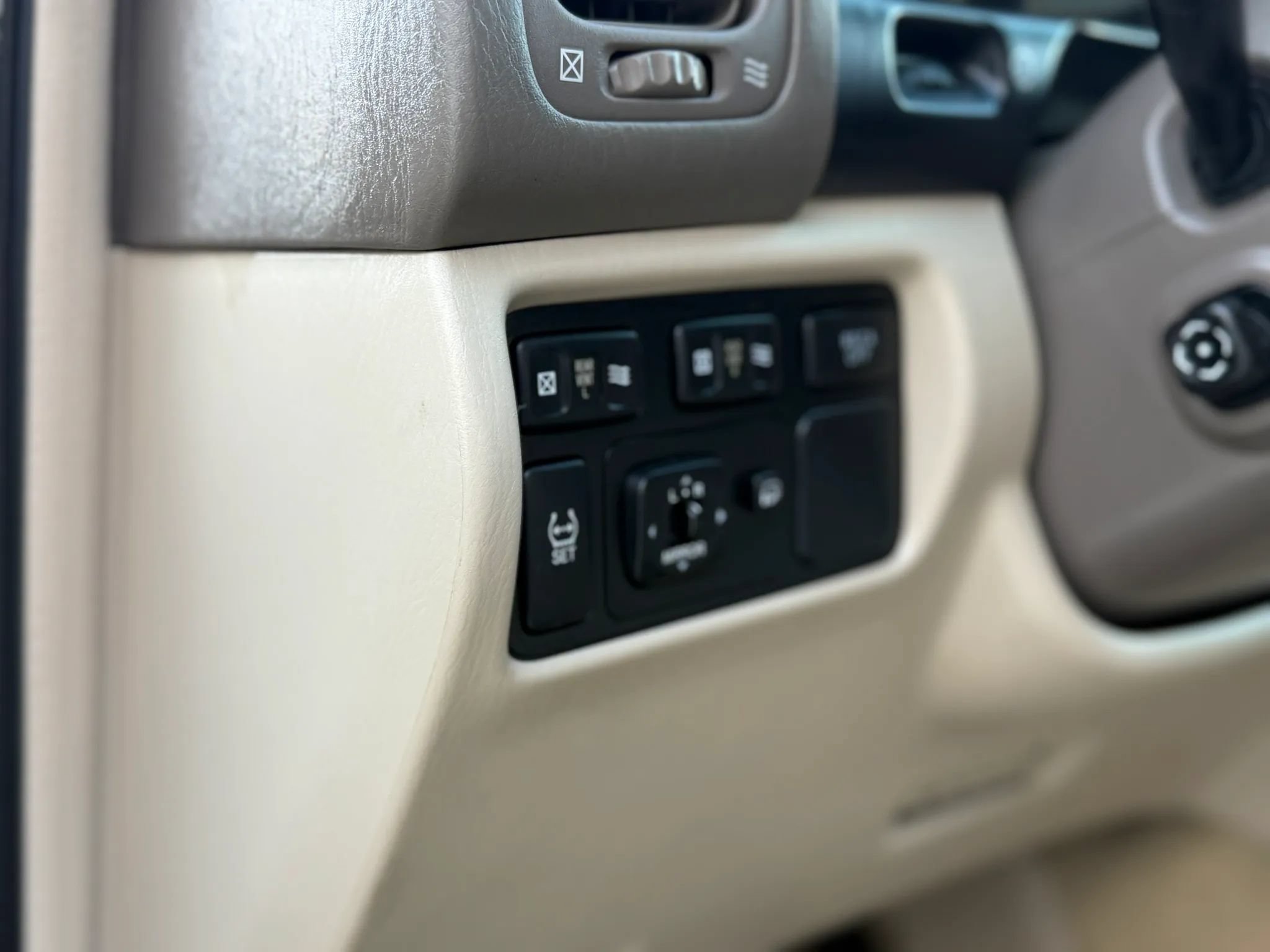 Used 2006 Lexus LX 470 4WD w/ Preferred Accessory Pkg image 20