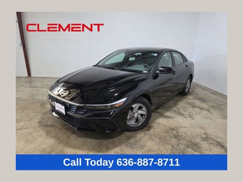 Used 2025 Hyundai Elantra SE image 1