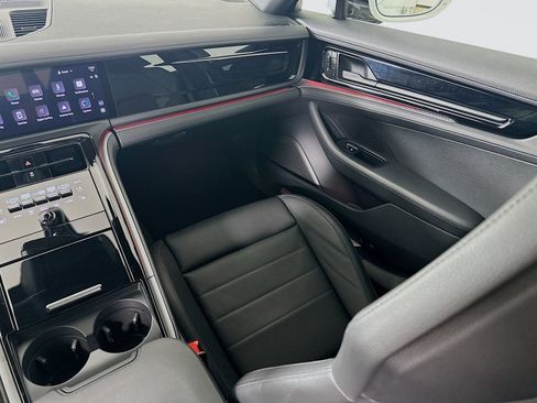 Used 2025 Porsche Panamera RWD image 22