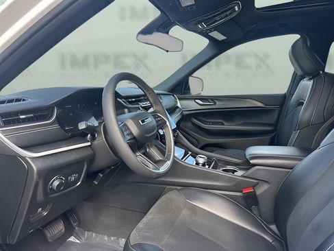 Used 2023 Jeep Grand Cherokee Altitude image 9