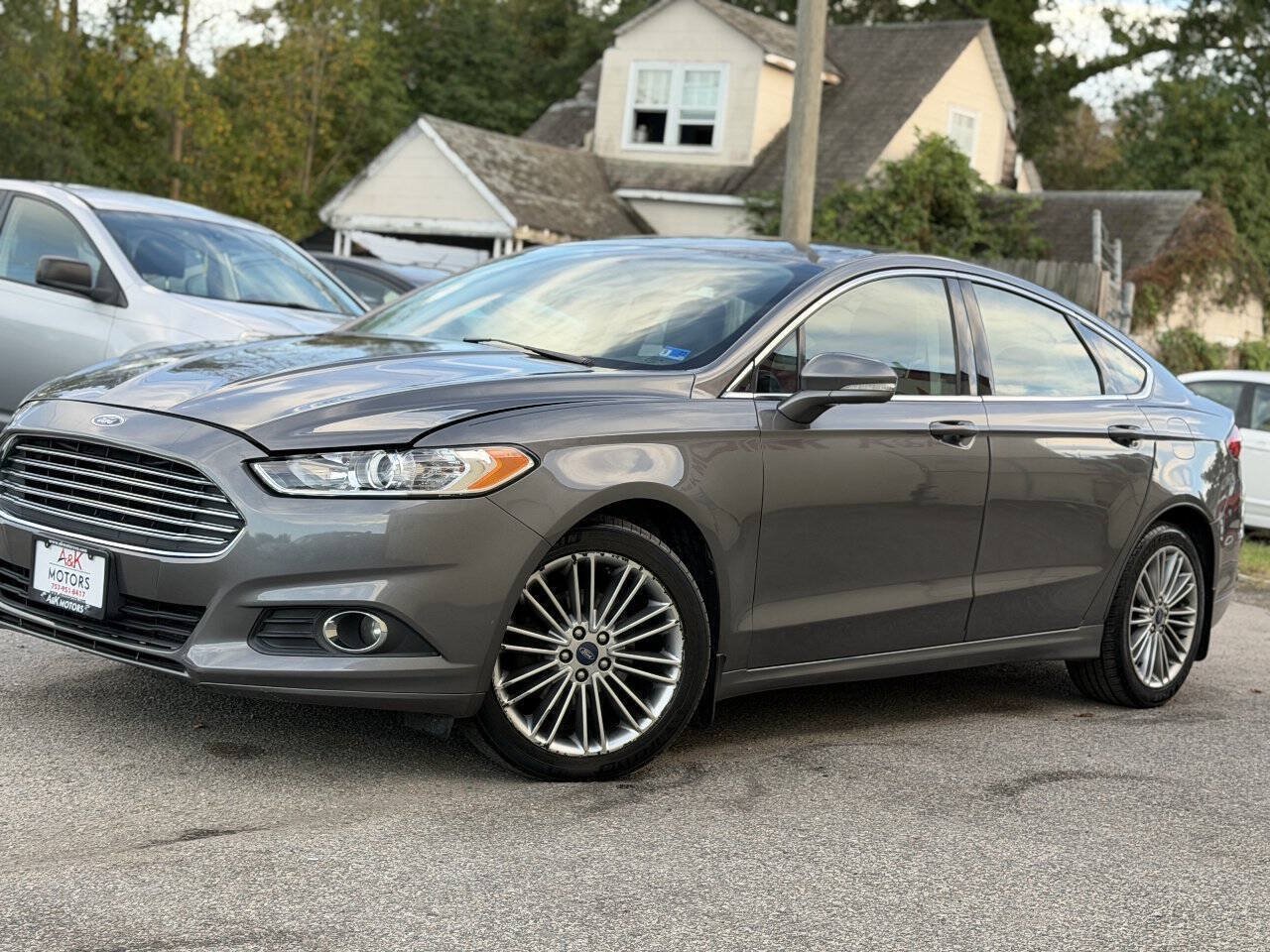 Used 2014 Ford Fusion SE w/ Equipment Group 202A FWD image 2