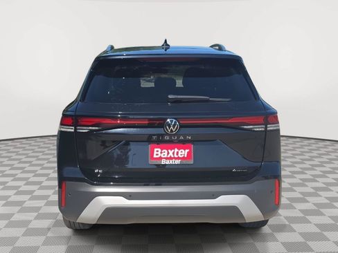Certified 2025 Volkswagen Tiguan SE w/ Panoramic Sunroof Package AWD/4WD image 6