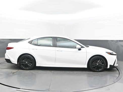 Used 2025 Toyota Camry SE FWD image 8