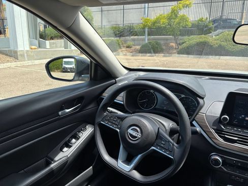 Used 2025 Nissan Altima 2.5 SV FWD image 34