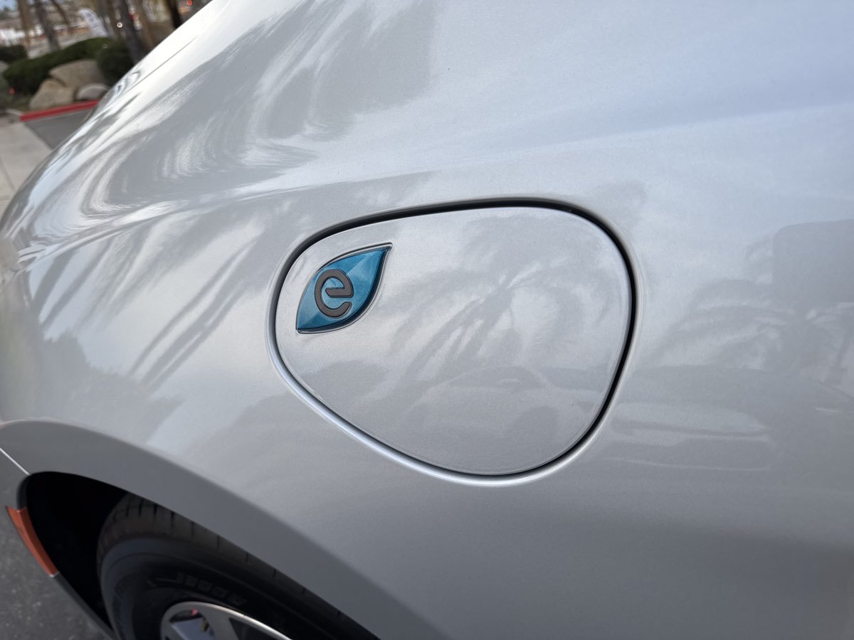 Used 2024 Chrysler Pacifica Limited FWD image 38
