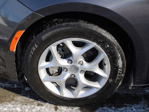 Used 2018 Chrysler Pacifica Touring-L Plus w/ Tire & Wheel Group image 12