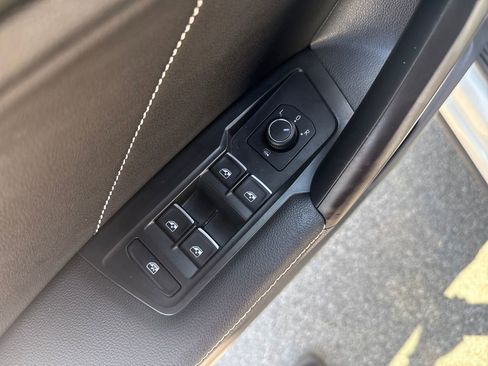 Used 2023 Volkswagen Tiguan SE image 18