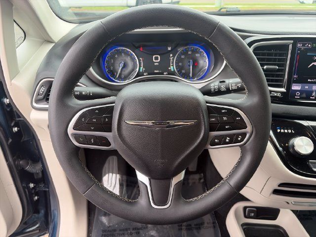 Used 2024 Chrysler Pacifica Touring-L FWD image 28