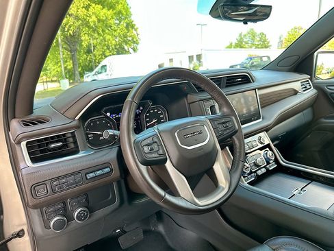 Used 2021 GMC Yukon XL Denali w/ Denali Premium Package AWD/4WD image 10
