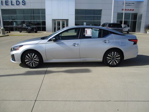 Used 2024 Nissan Altima 2.5 SV image 3