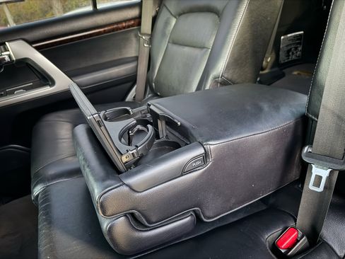 Used 2013 Toyota Land Cruiser image 28